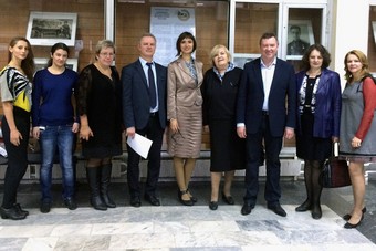 Участники круглого стола в РГСУ на фоне передвижной фотовыставки Семейные фотохроники Великих войн России