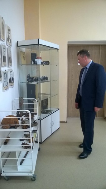Руководитель проекта Семейные фотохроники Великих войн России Сергей Рыбальченко в школьном музее лицея №1
