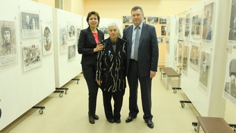 Руководитель проекта www.fotohroniki.ru Сергей Рыбальченко и PR-куратор Татьяна Становая с Галиной Спасской в школьном музее