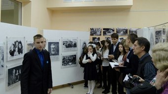Экскурсию по выставке Семейных фотохроник проводят и снимают сами школьники