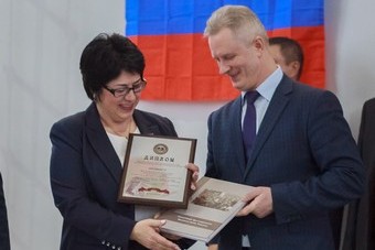 Диплом проекта www.fotohroniki.ru вручает директору Гимназии Ольге Музюкиной гендиректор МБОО СоСеДИ Андрей Гринь