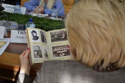 Буклет проекта Семейные фотохроники Великой Отечественной войны в руках Анны Тимофеевой