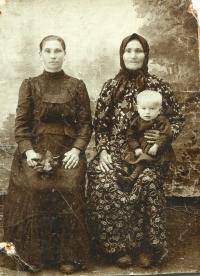 Деева Александра Ниловна  с сыном Деевым  Анатолием и бабушкой