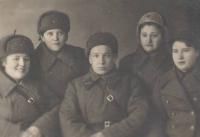 Частухина Роза Николаевна (крайняя справа)