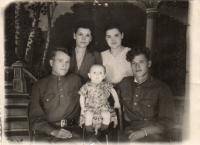 Ащеуловы Иван Андреевич с женой Анастасией Николаевной и  дочерью Людмилой и Ащеулов Николай Андреевич с женой Татьяной