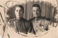 Хлебников Прокофий Васильевич (слева)