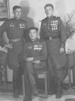 Макаров Дмитрий Герасимович (посередине)