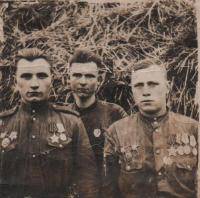 Петров Сергей Михайлович ( крайний слева)с однополчанами