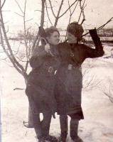 Тимохина Сима, Глухова Женя (слева)