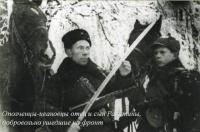 Ополченцы - ивановцы отец и сын Ракитины, добровольно ушедшие на фронт