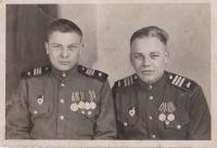 Нескребин Иван Андреевич (справа)