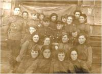 Тарасова Вера Александровна (верхний ряд, 4 – ая слева)
