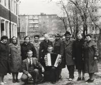 Федорова (Жучкова) Евгения Ивановна (крайняя справа) с ветеранами-земляками, 8 мая 1988г.  
