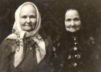 Жолобова Анна Прокопьевна(справа), Логинова Ненила Прокопьевна