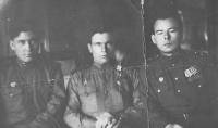 Казанцев Петр Иванович (в центре)
