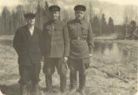 Третьяков Павел Александрович(в середине)