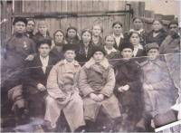 Справа первый ряд: Садыков Мулланур (1924 г.р.) работал в колхозе счетоводом, Ахмеров М.В.(1912г.р.), Ахкиямов Мухаметдин (председатель колхоза), Марьям Закирова, 1918 г.р., работала кассиром (второй ряд, четвертая  справа)