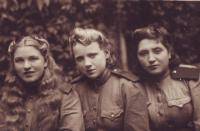 Зимина Галина Ивановна (крайняя справа)