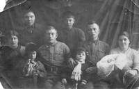 Калмыкова Анна Ивановна (крайняя слева во втором ряду)