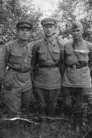 Бессонов Николай Павлович (в центре)