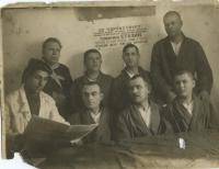 Гусаков (Гусак) Иван Николаевич(второй слева в первом ряду) в госпитале. 