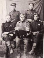 Баусов Иван Николаевич (с гармошкой)