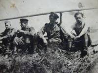 Маланин Иван Егорович (второй слева). 