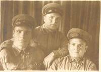 Абдрахманов Ибрагим Сулейманович (первый справа)