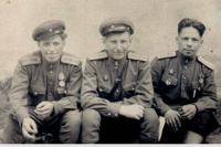 Запрягаев Михаил Леонидович (в центре)