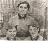 Коробко (Богачева) Екатерина Ильинична (слева)