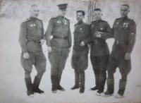 Гоголин Иван Александрович (крайний справа)