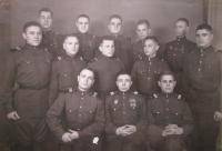 Зюзин Павел Леонидович (первый ряд в центре) Сержантский состав 8-ой артбатарии