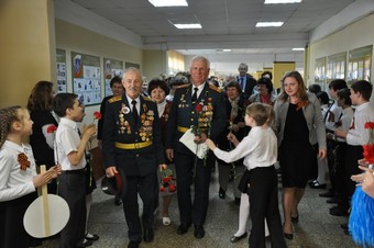 ученики школы №6 встречают ветеранов цветами и поздравлениями