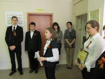 завуч школы Юлия Дюбкина и ученики представляют школьную книгу Живая память