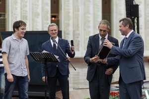 диплом за информационную поддержку получает главный редактор Центра мультимедийной журналистики Андрей Папушин и студенты Нина Петлинова и Максим Рыков