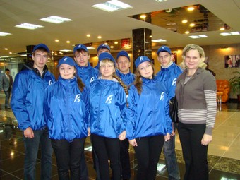 М.В. Шатрова с волонтерами школы на открытии ФСК «Планета спорта» (Ледового дворца)